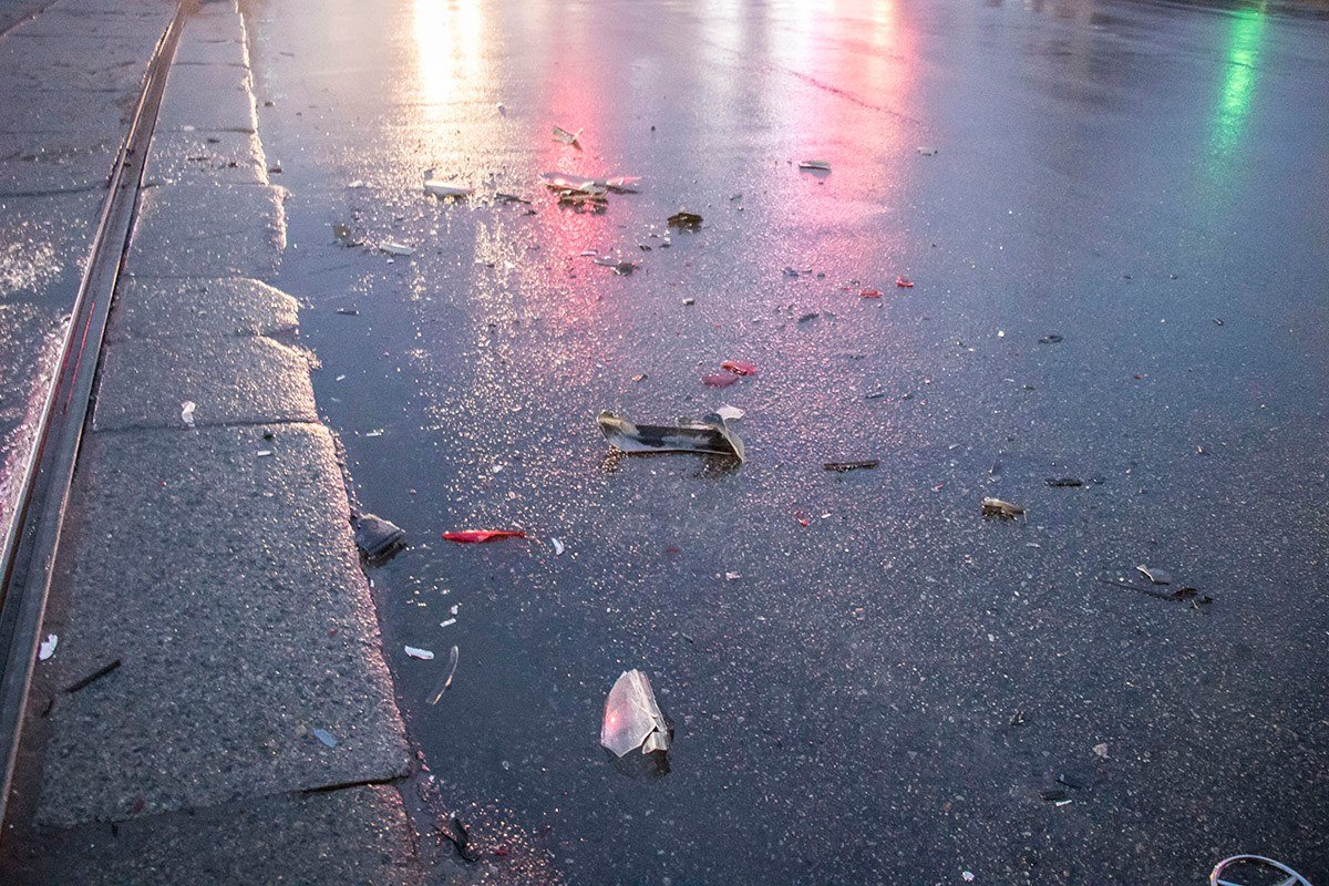 На проезжей части разбросаны осколки разбитых авто