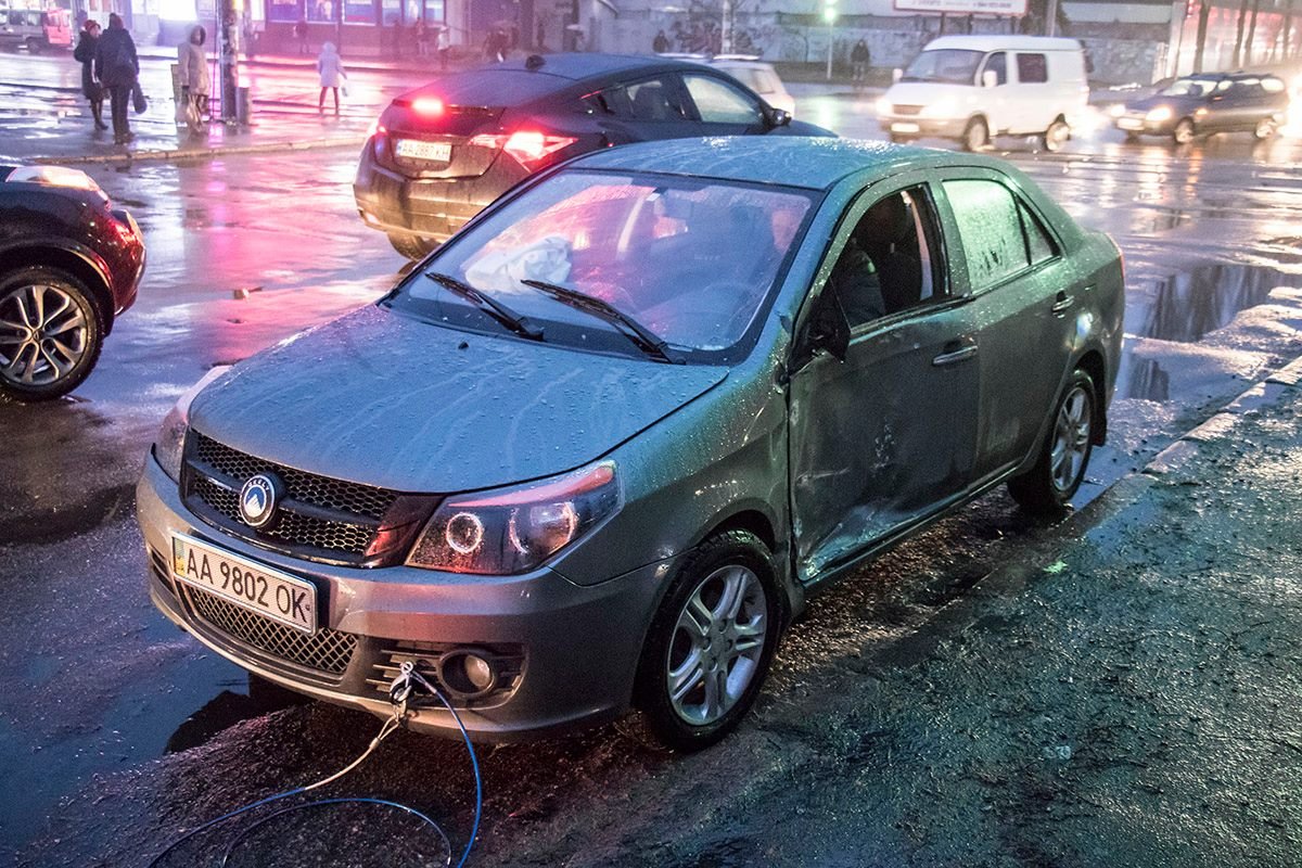 По предварительной версии, виновник аварии - водитель Geely