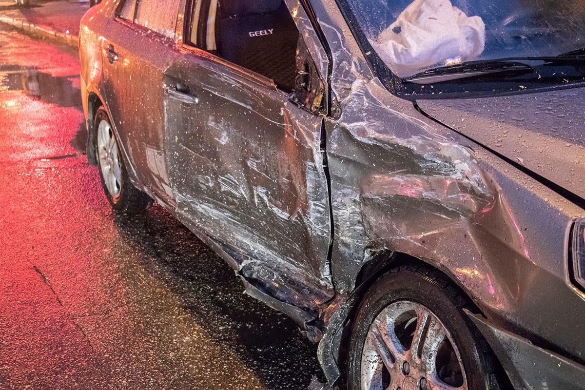 В легковушке поцарапаны обе стороны авто 