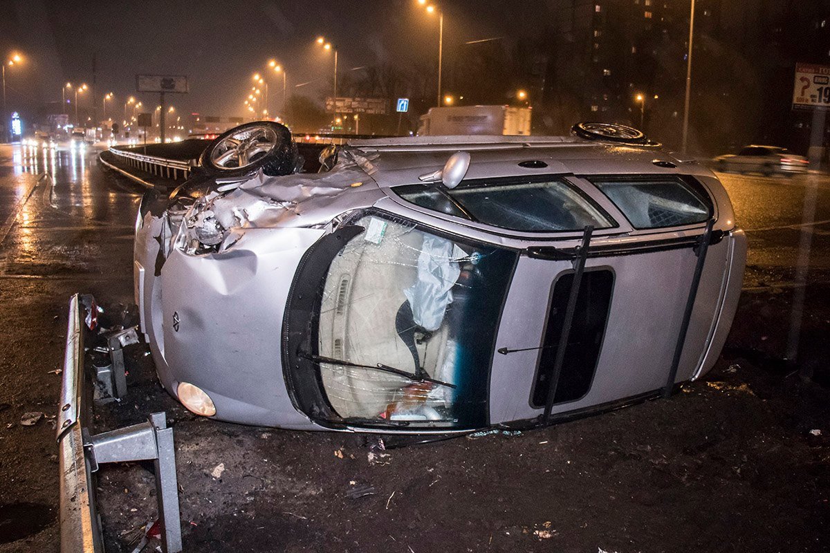 Chery вынесло на разделительную полосу и перевернуло на бок Chery вынесло на разделительную полосу и перевернуло на бок