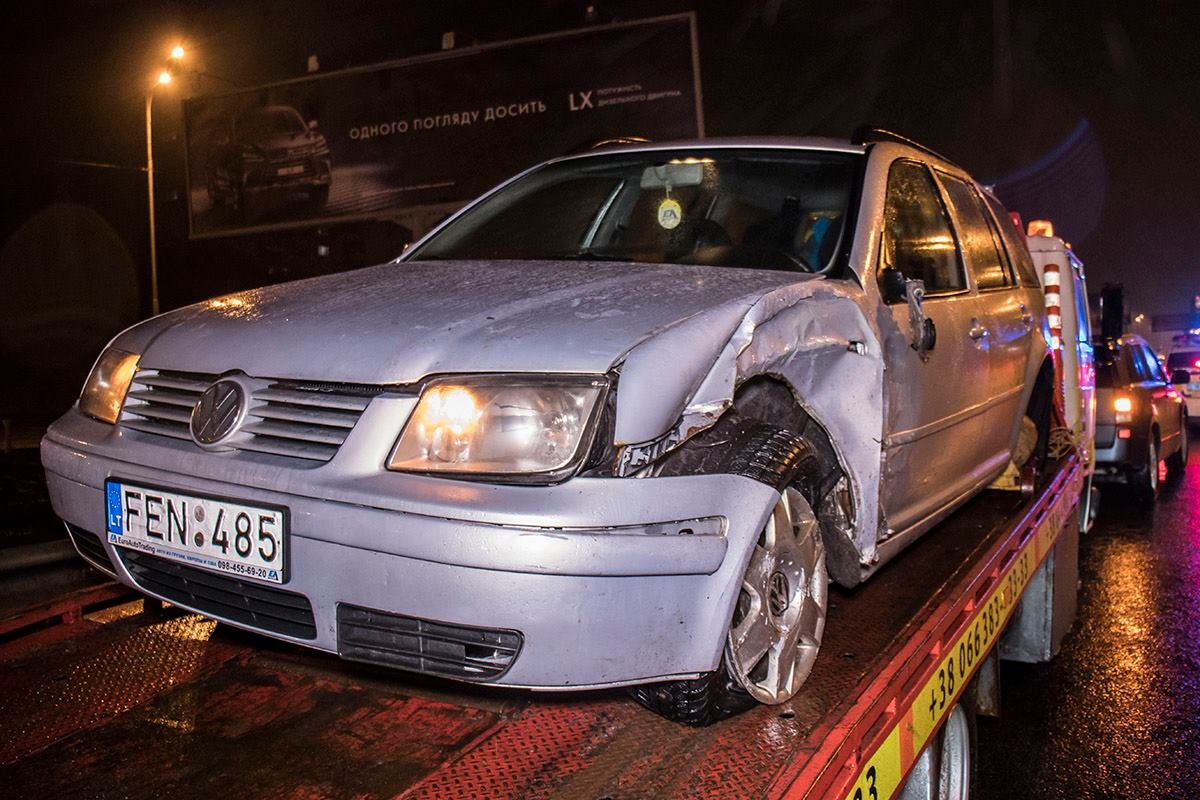 Volkswagen на литовских номерах пытался повернуть со второй полосы Volkswagen на литовских номерах пытался повернуть со второй полосы