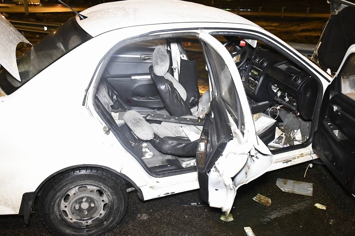 От удара машину развернуло и она влетела в ограждение