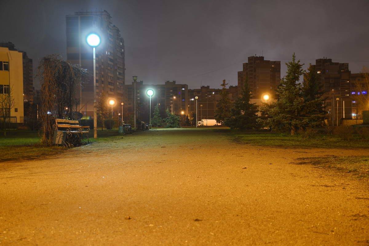 Фонари пустынной улицы завораживают 