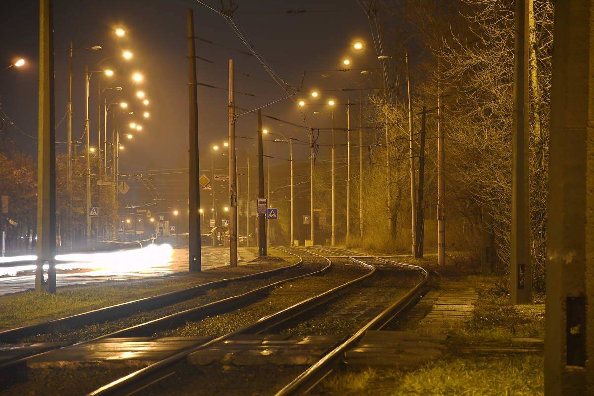 Одинокие трамвайные пути в ожидании транспорта 