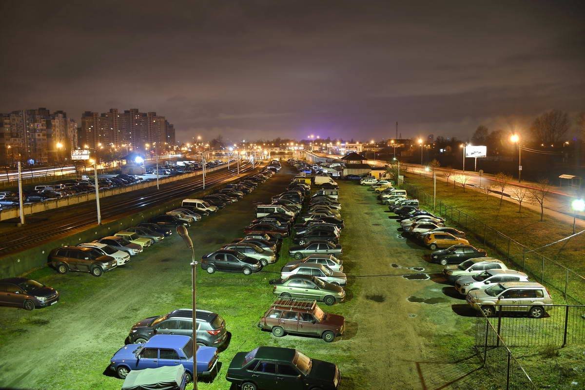 Машины мирно спят на стоянке 