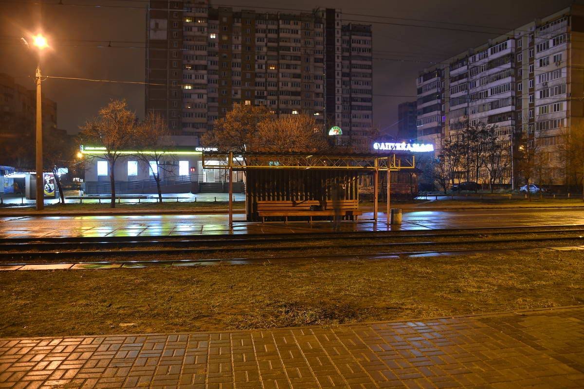 В ночное время обязательно в домах горят несколько окон 