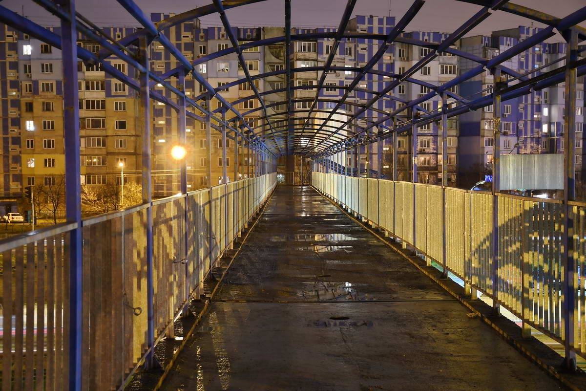 Утром надземный переход оживится 