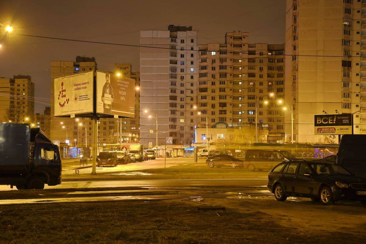 В лучах фонарей район выглядит совершенно иначе 