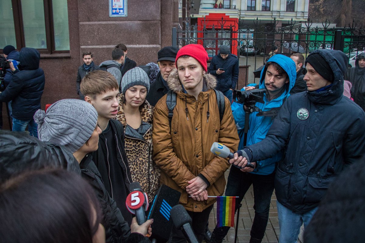 Под стенами офиса "1+1 медиа" активисты высказали свои требования Под стенами офиса "1+1 медиа" активисты высказали свои требования