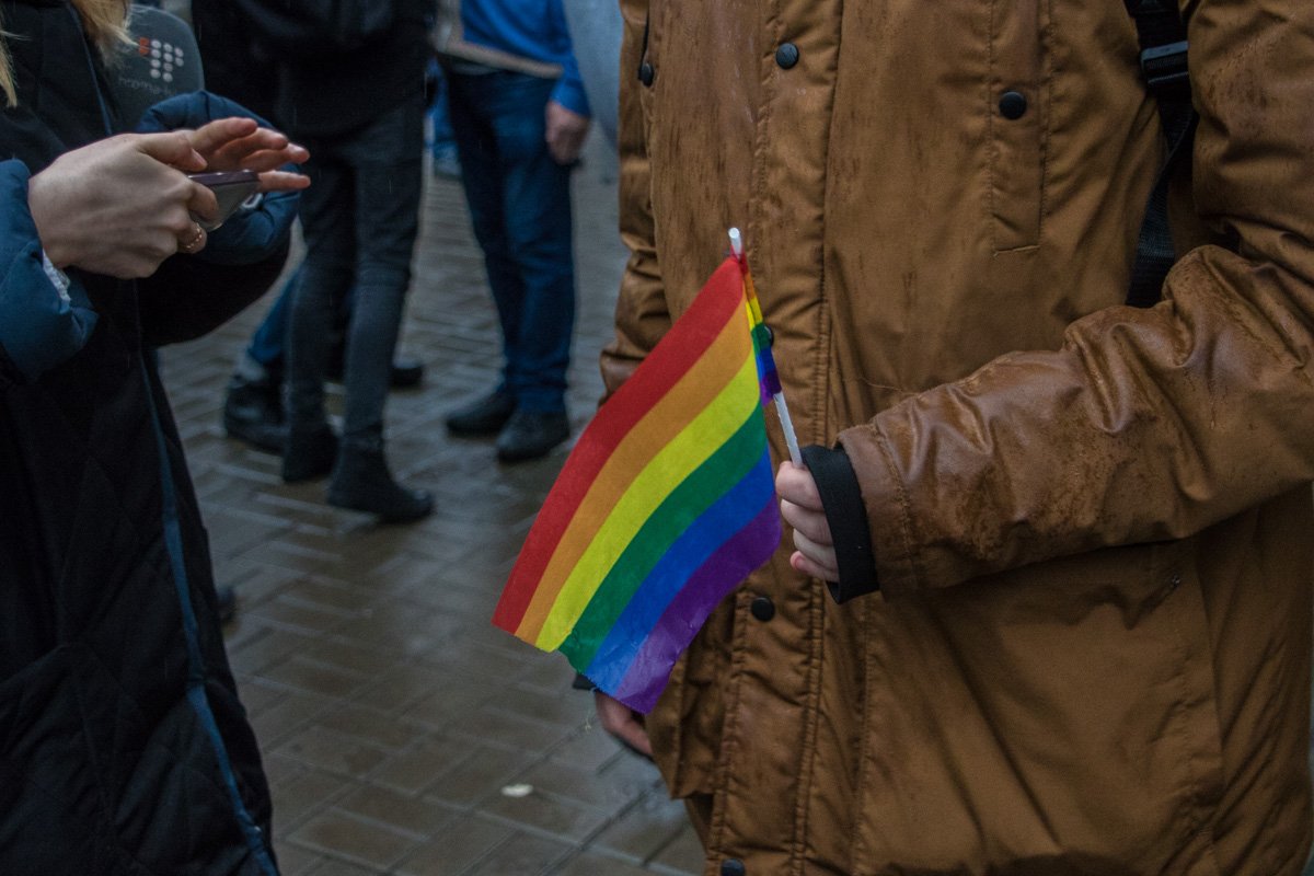 Представители "1+1" так и не вышли к намокшим под дождем митингующим Представители "1+1" так и не вышли к намокшим под дождем митингующим