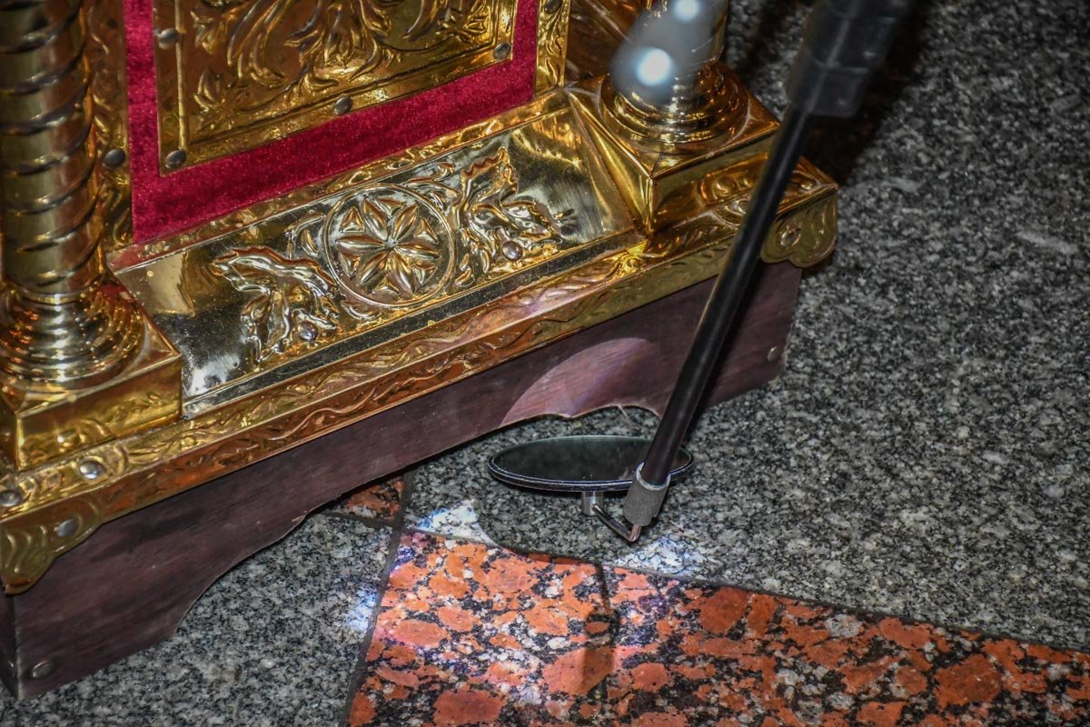 Правоохранители тщательно осмотрели алтарь на наличие взрывоопасных предметов