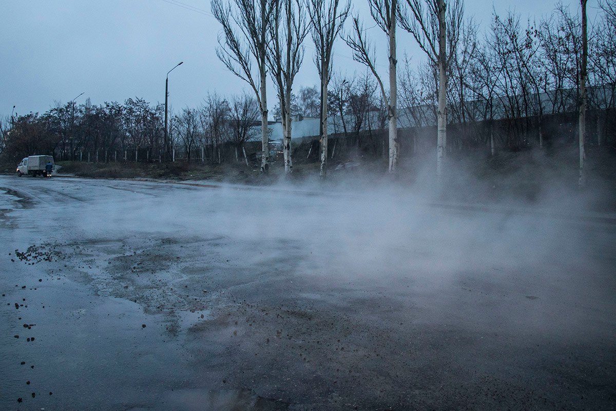 Проезжую часть окутали клубы пара