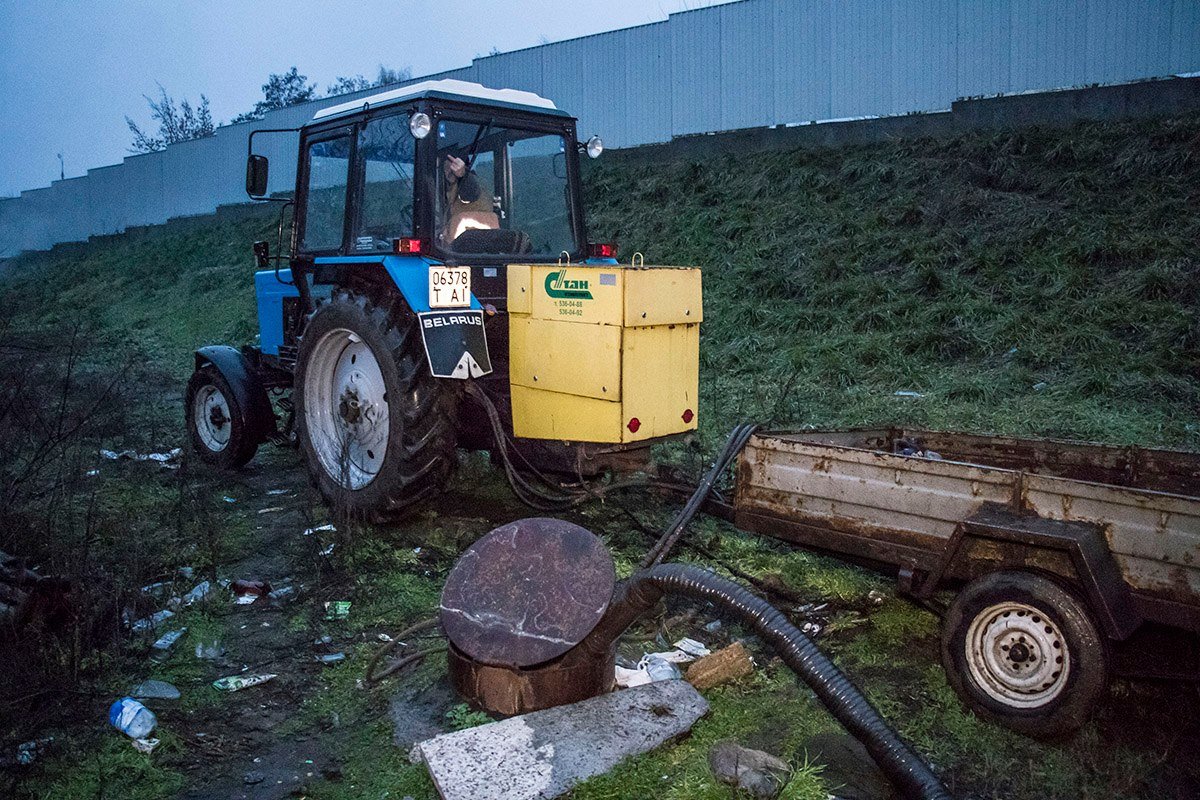 На месте работает техника