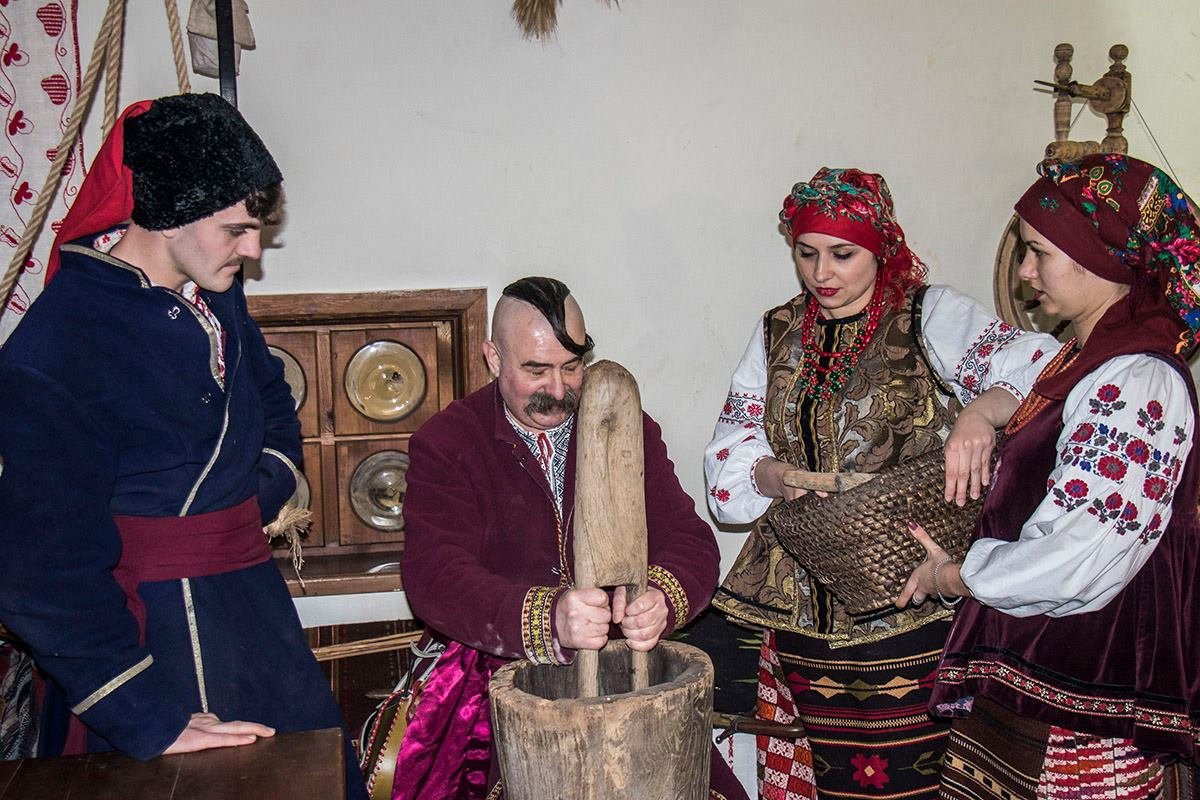 Глава семейства очищает зерно в ступе Глава семейства очищает зерно в ступе