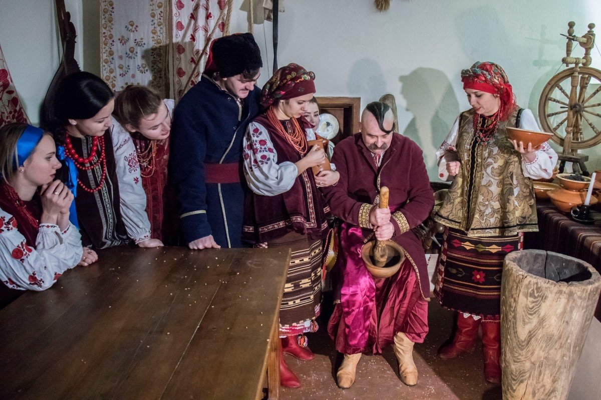 Тереть мак - традиционно мужская работа Тереть мак - традиционно мужская работа