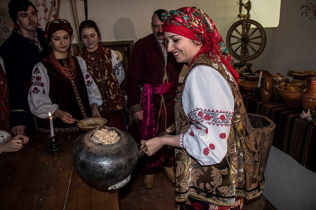 Подача главного блюда Святого вечера Подача главного блюда Святого вечера