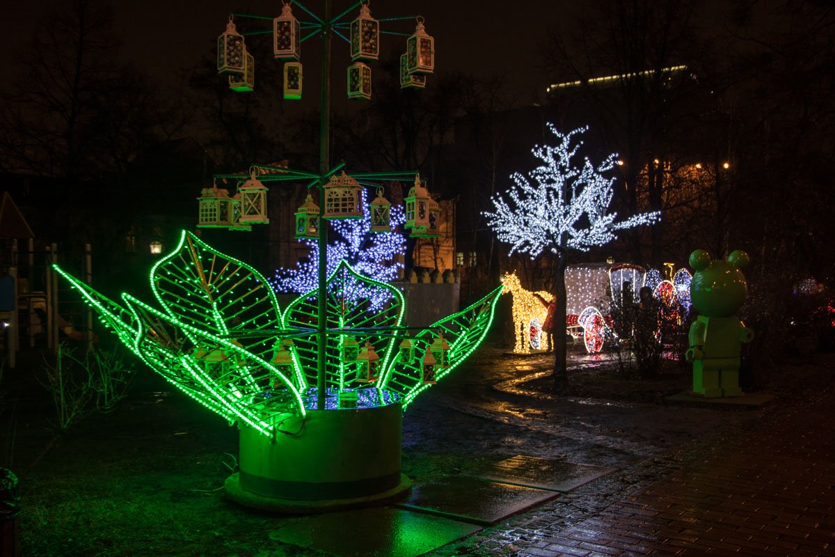 В сквере возле Владимирского проезда установлено 37 скульптур В сквере возле Владимирского проезда установлено 37 скульптур