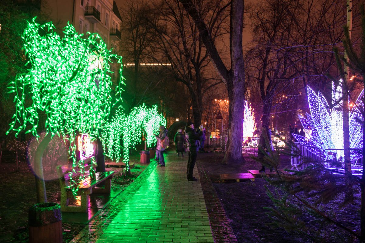 Стоимость взрослого билета для входа в сквер - 30 гривен Стоимость взрослого билета для входа в сквер - 30 гривен