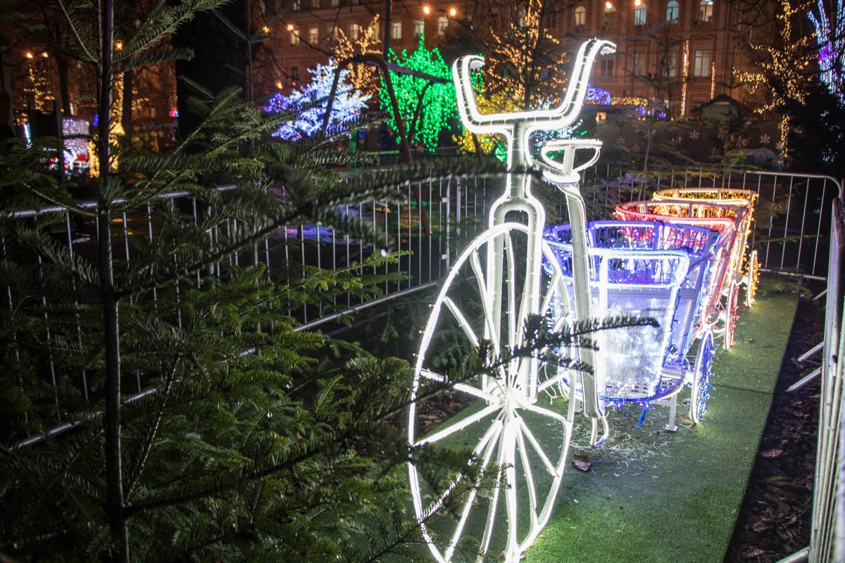 Ежедневно вечером сквер посещают десятки людей Ежедневно вечером сквер посещают десятки людей