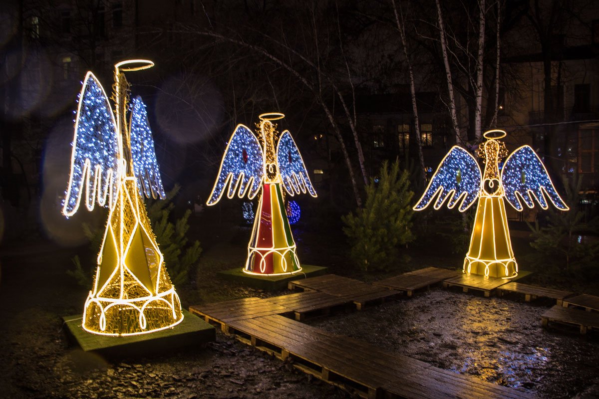 Светящиеся ангелы в сквере возле Владимирского проезда Светящиеся ангелы в сквере возле Владимирского проезда