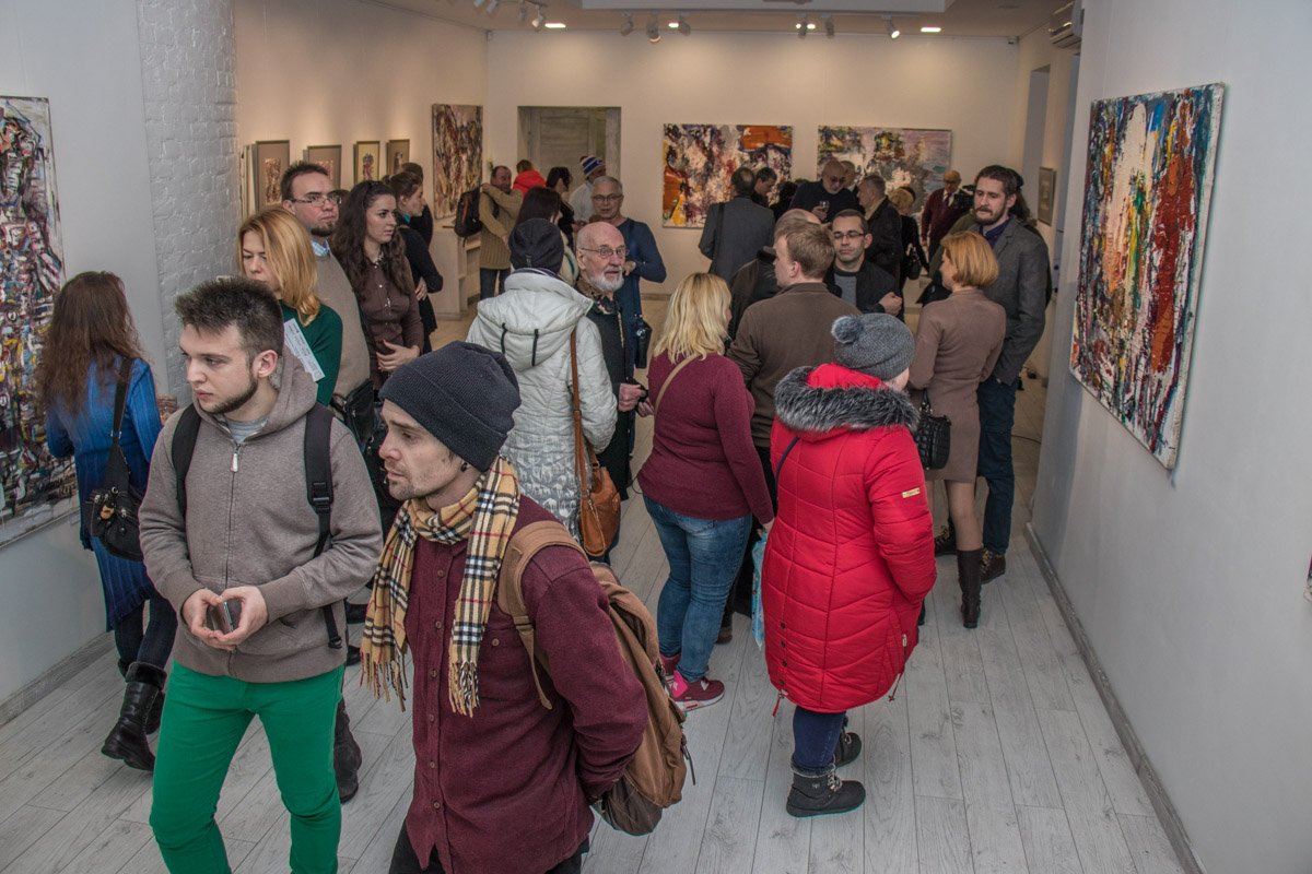 В галерее многолюдно