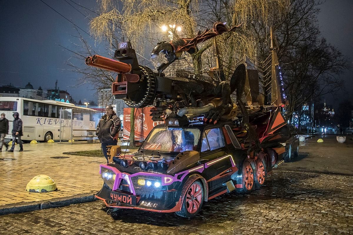 На Софийскую площадь пригнали машину из фильма "Чужой" 