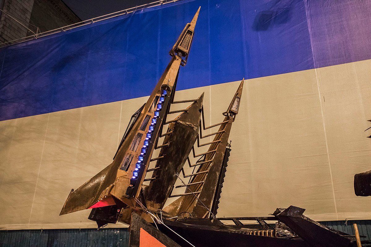 На крыше автомобиля много необычного космического оружия 