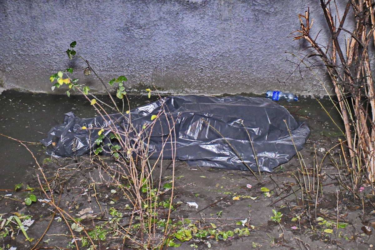 На теле умершего обнаружены следы насильственной смерти