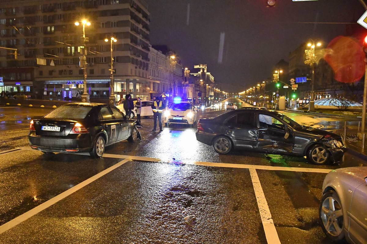 На Бессарабской площади столкнулись Mercedes, Volkswagen Polo и Ford Mondeo