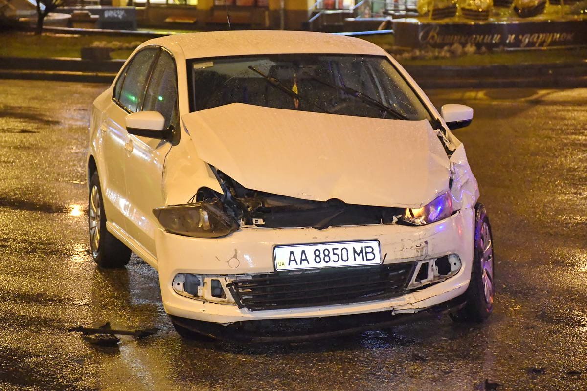 По словам водителя Volkswagen, причиной ДТП стало то, что Mercedes пытался повернуть с улицы Бассейной на Большую Васильковскую, хотя здесь поворот строго запрещен