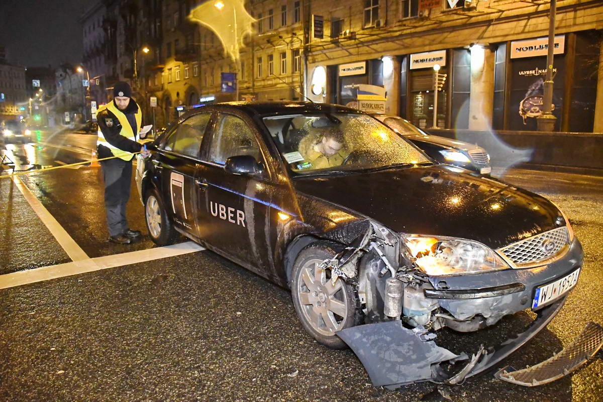 Mercedes отбросило на такси Uber, которое двигалось в сторону улицы Крещатик