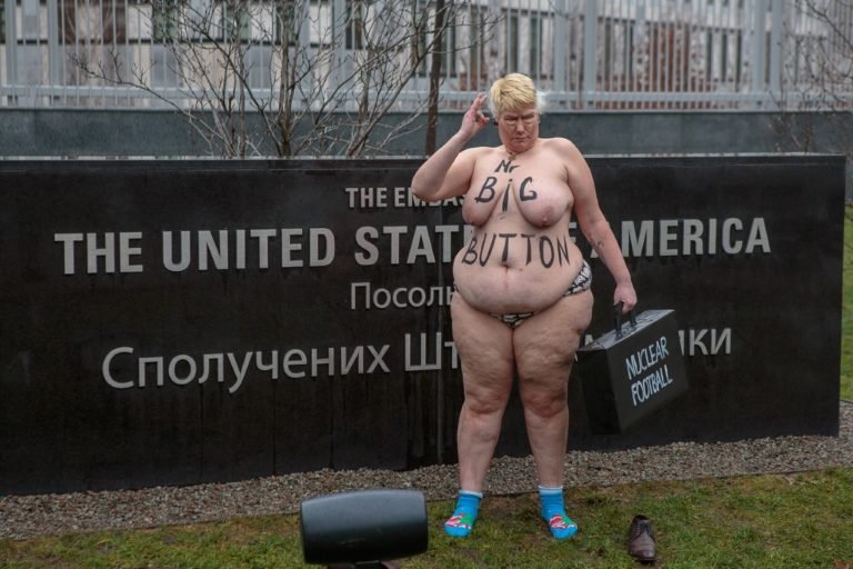 Femen попытались высмеять противостояние Трампа и Ына