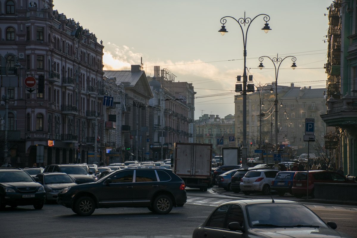 Проблески первого солнца дотронулись к крышам домов