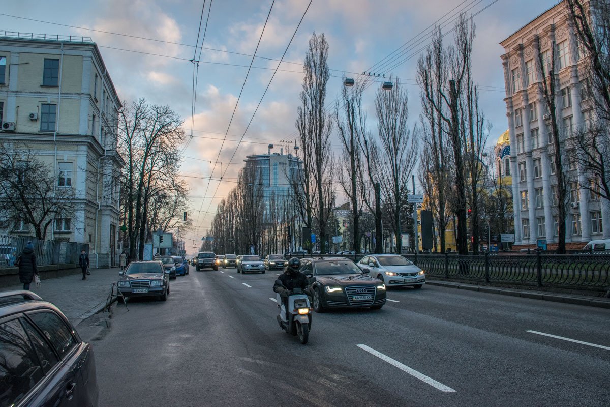 На улицах шумят и суетятся при любой погоде