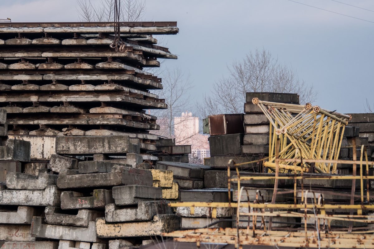 А вдали видно, где кипит жизнь А вдали видно, где кипит жизнь
