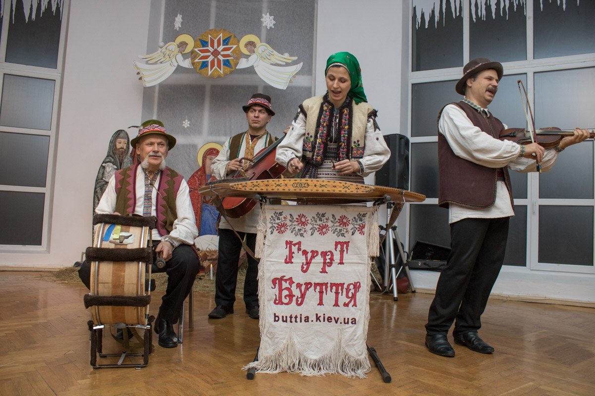 Гостей развлекали традиционными украинскими песнями