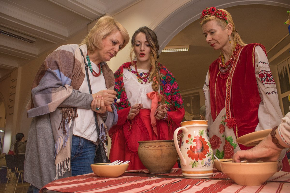 Девушки в украинских костюмах создали особую атмосферу на вечерницах