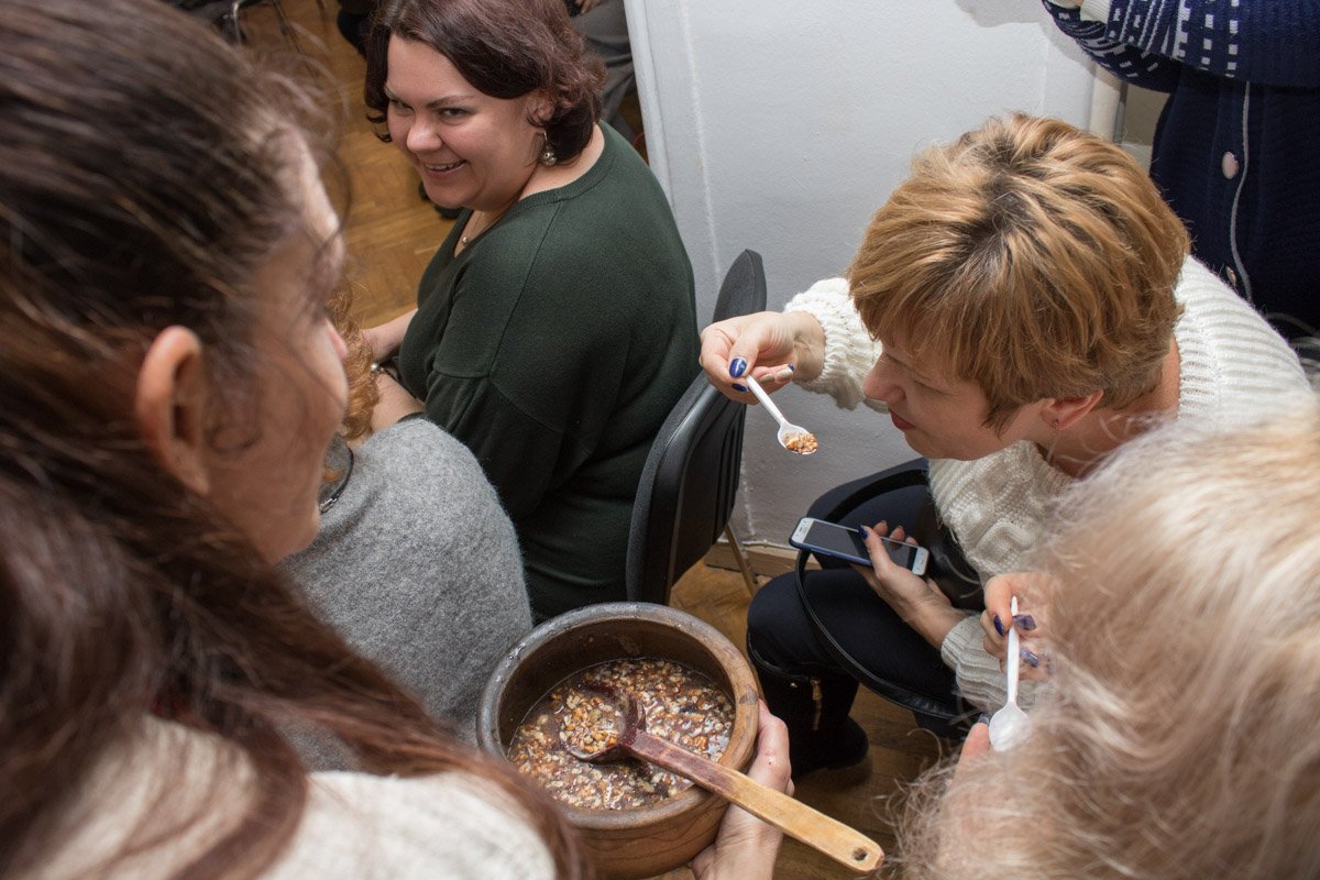 Дегустация кутьи сразу после приготовления