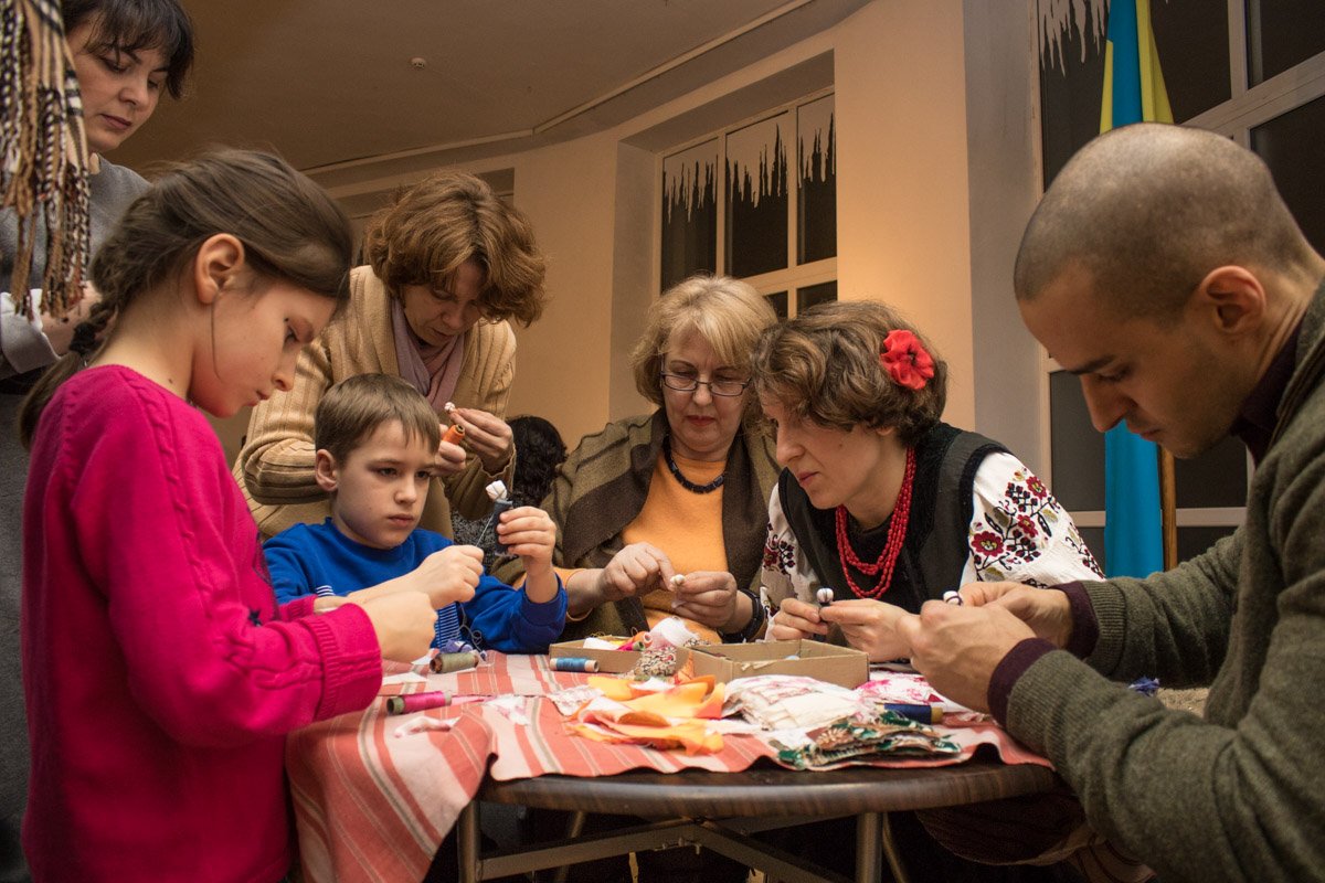 Детей учили создавать куклы-мотанки