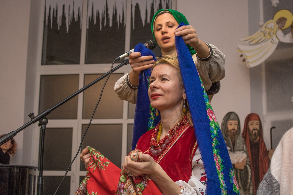 Для женщин провели мастер-класс по завязыванию платка