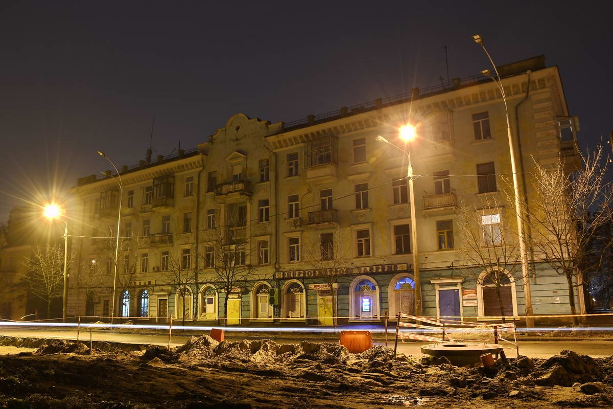 Огни фонарей придают этому спальному району особую атмосферу