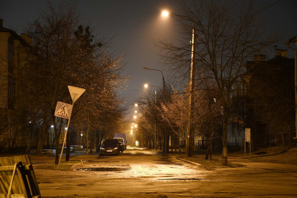 Ночной город как будто замер в ожидании утра