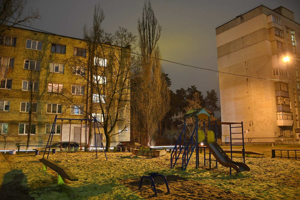 На детских площадках также пустынно