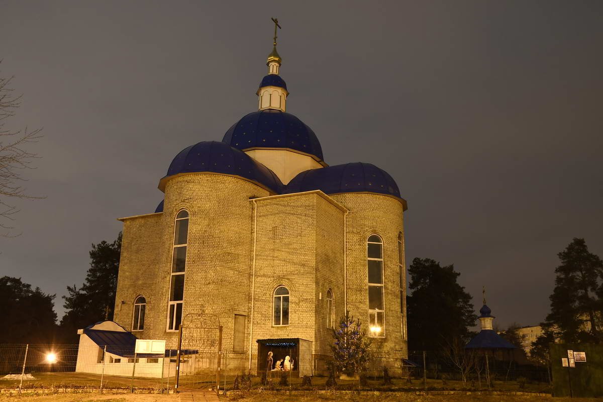 Церковь особенно необычно выглядит в ночное время суток