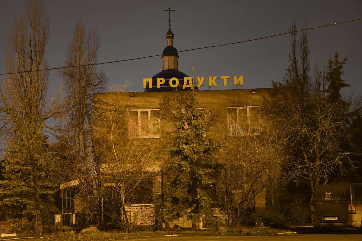 Утром люди заполнят улицы и магазины