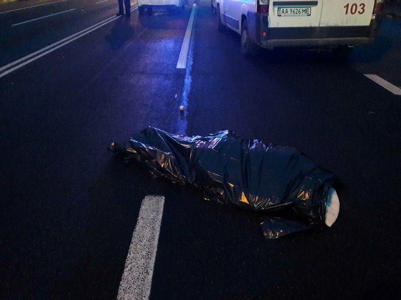 Женщина переходила дорогу по регулируемому пешеходном переходу Женщина переходила дорогу по регулируемому пешеходном переходу