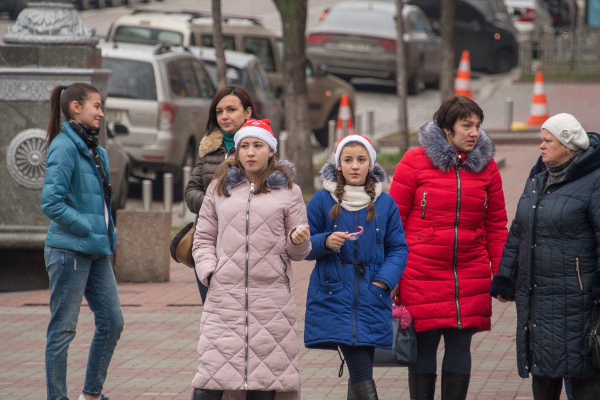 В красных шапках-колпаках наряднее