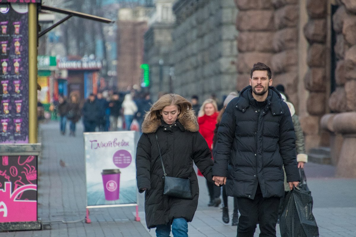 Мир кажется не таким холодным, когда держишь за руку дорогого человека