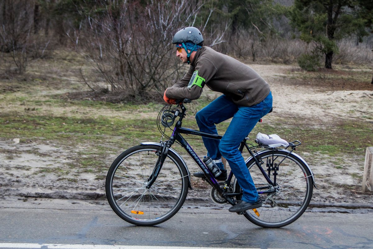 За рулем велосипеда лучше не ловить гав