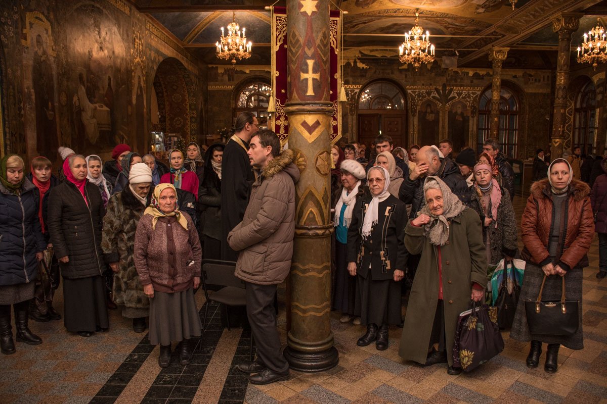 Под церковными сводами